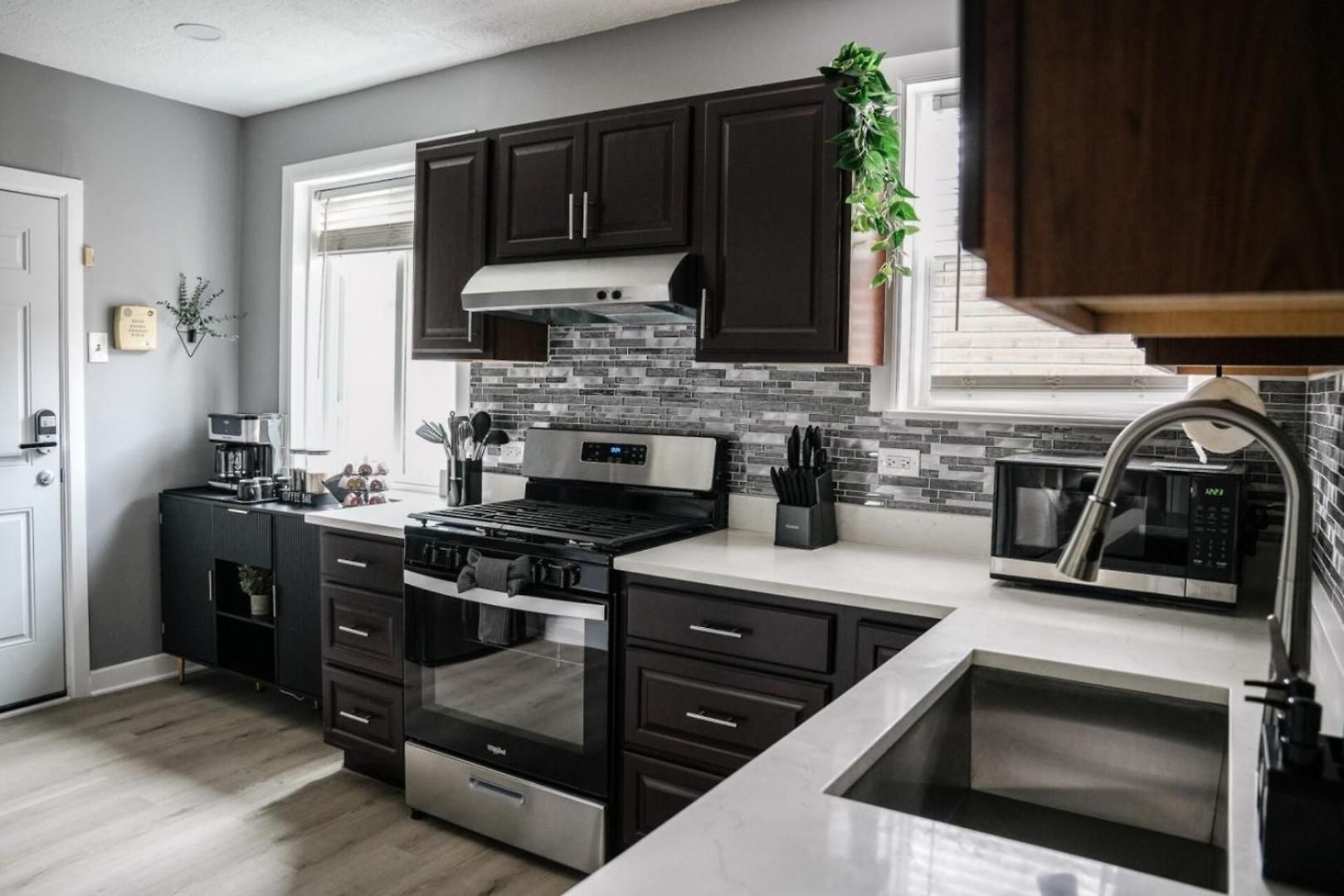 Apartment 2br W/ Workspace - Coffee Bar - Near Transit *