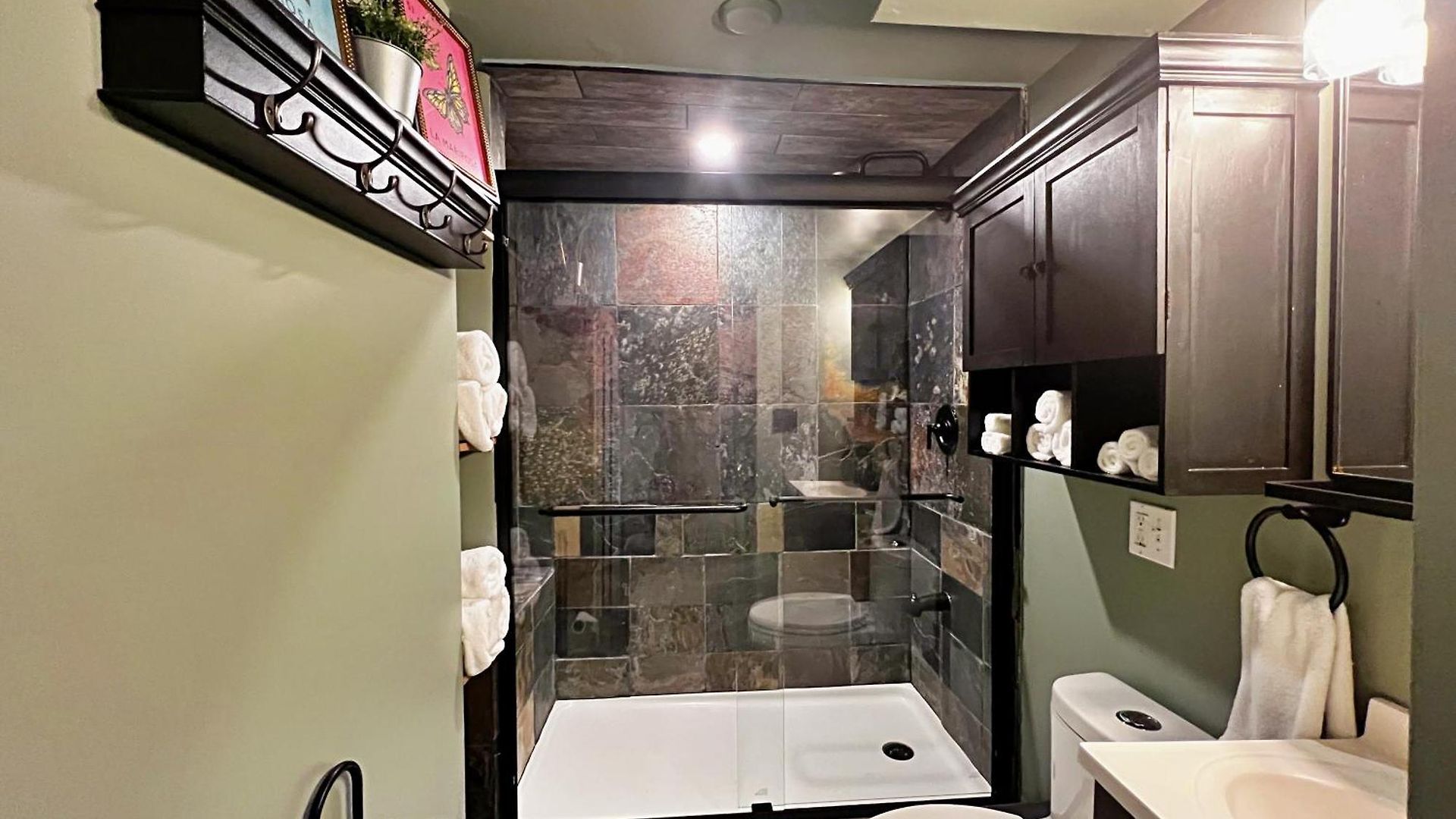 The Banksy-free Parking -4 Bedroom W King Bed- Firepit Rooftop Near United Center * Chicago