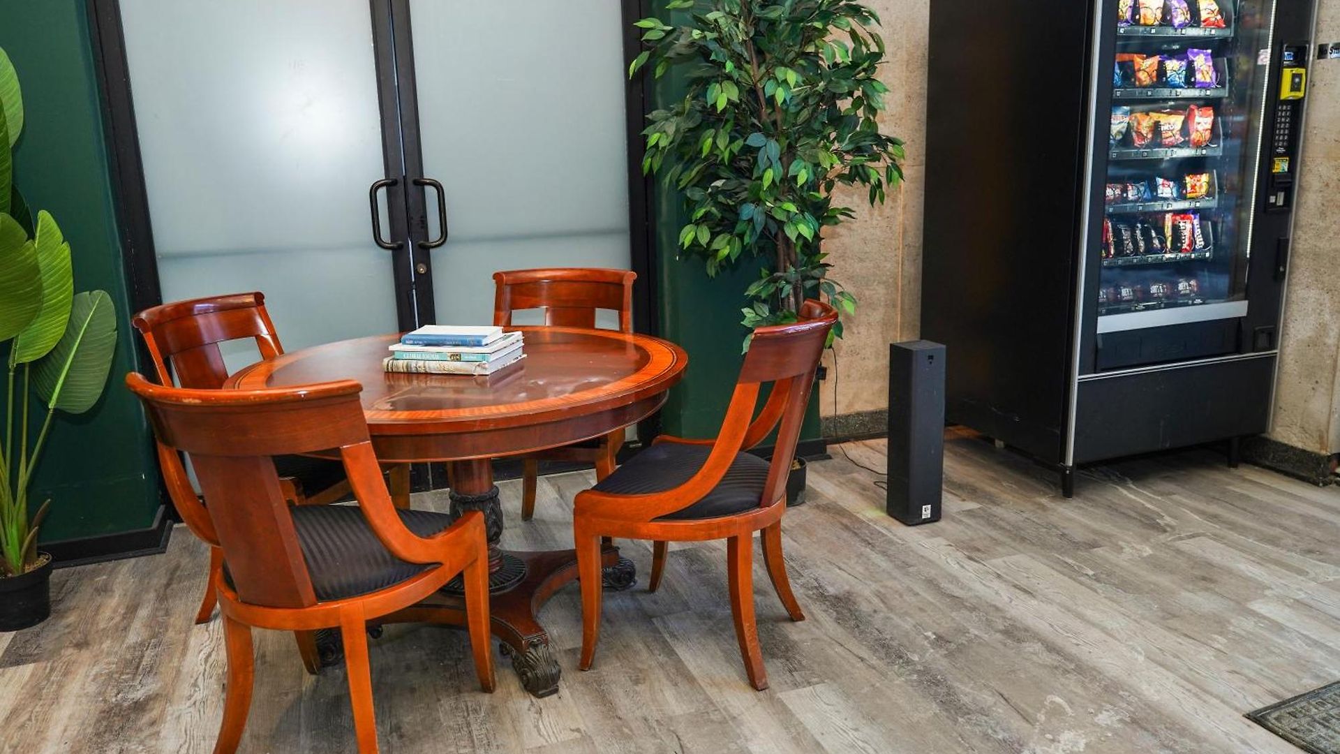 Luxury 6br With Pool Table Sleeps 12 Perfect For Group Near Mccormick Place, Grant Park And Soldier Field Apartment