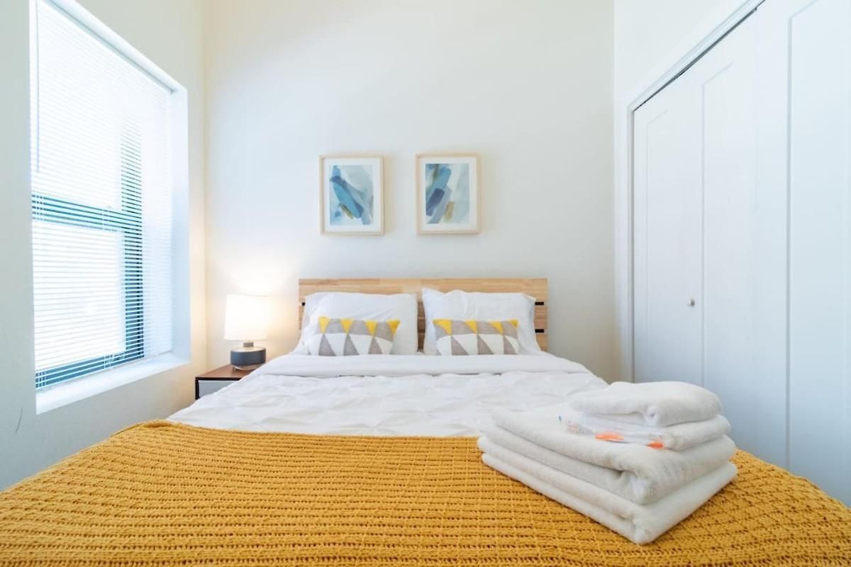 Mccormick Place 420 Friendly 3br In Downtown With Optional Parking Sleeps 8 Guests Near Soldier Field, Grant Park And Lakefront Trail Chicago