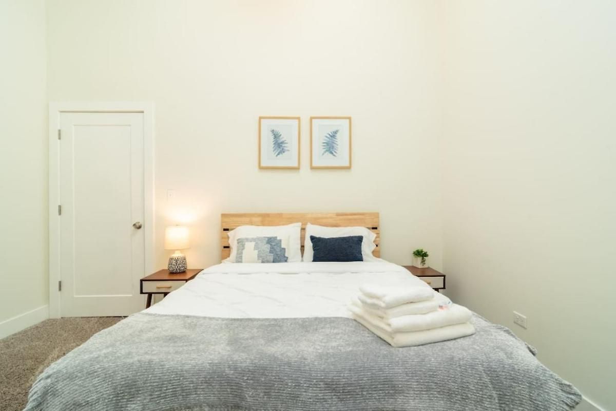 Mccormick Place 420 Friendly 3br In Downtown With Optional Parking Sleeps 8 Guests Near Soldier Field, Grant Park And Lakefront Trail Apartment