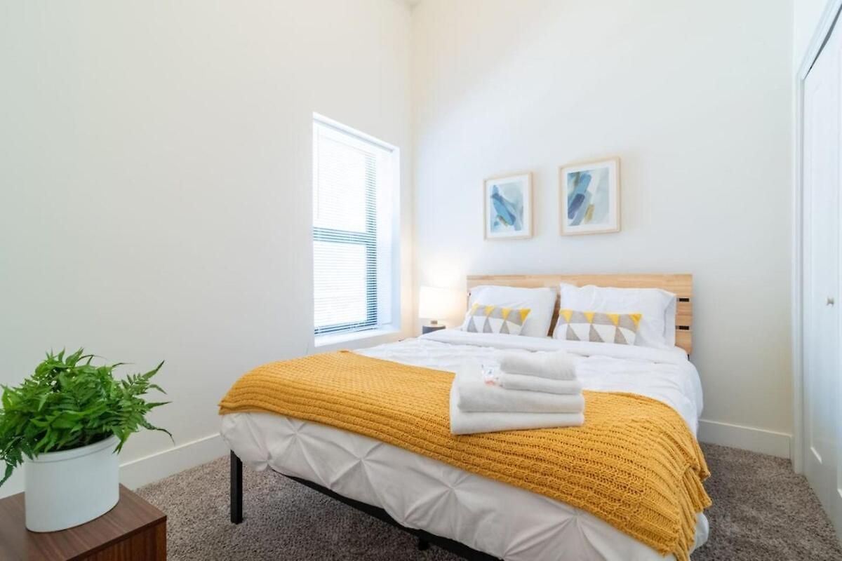 Mccormick Place 420 Friendly 3br In Downtown With Optional Parking Sleeps 8 Guests Near Soldier Field, Grant Park And Lakefront Trail Chicago