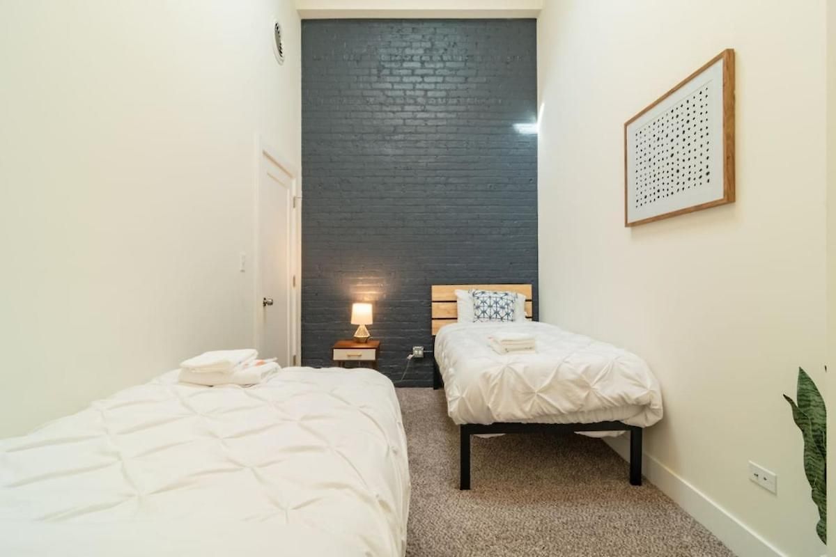 Mccormick Place 420 Friendly 3br In Downtown With Optional Parking Sleeps 8 Guests Near Soldier Field, Grant Park And Lakefront Trail