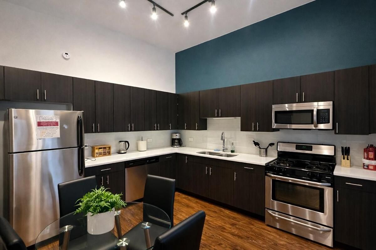 Mccormick Place 420 Friendly 3br In Downtown With Optional Parking Sleeps 8 Guests Near Soldier Field, Grant Park And Lakefront Trail