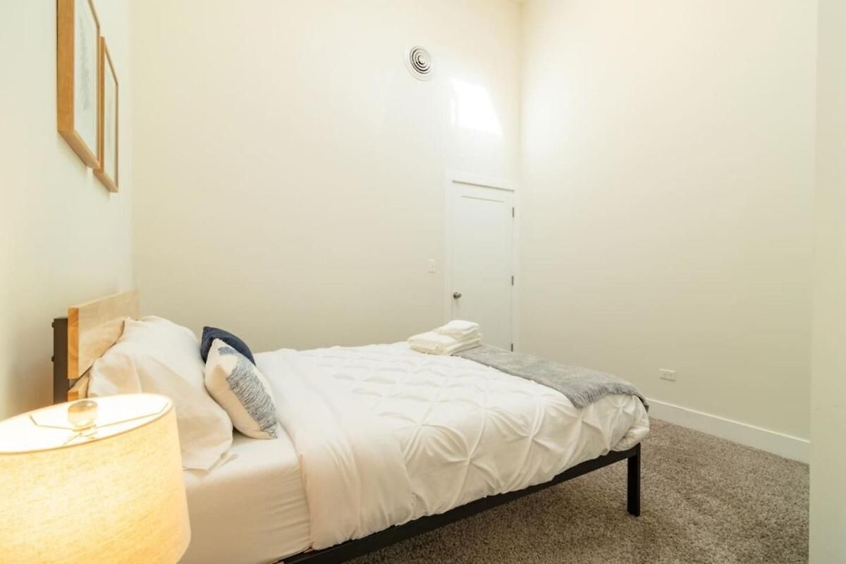 Apartment Mccormick Place 420 Friendly 3br In Downtown With Optional Parking Sleeps 8 Guests Near Soldier Field, Grant Park And Lakefront Trail *