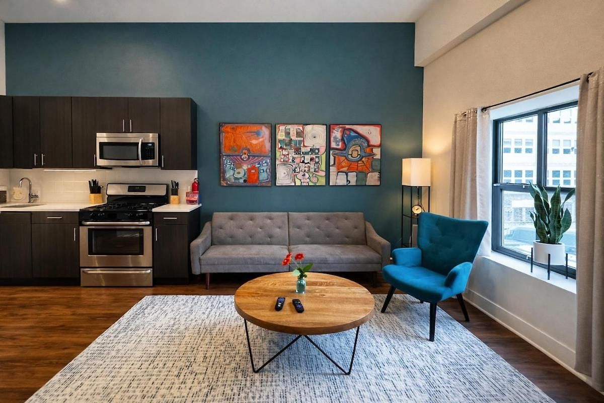Mccormick Place 420 Friendly 3br In Downtown With Optional Parking Sleeps 8 Guests Near Soldier Field, Grant Park And Lakefront Trail