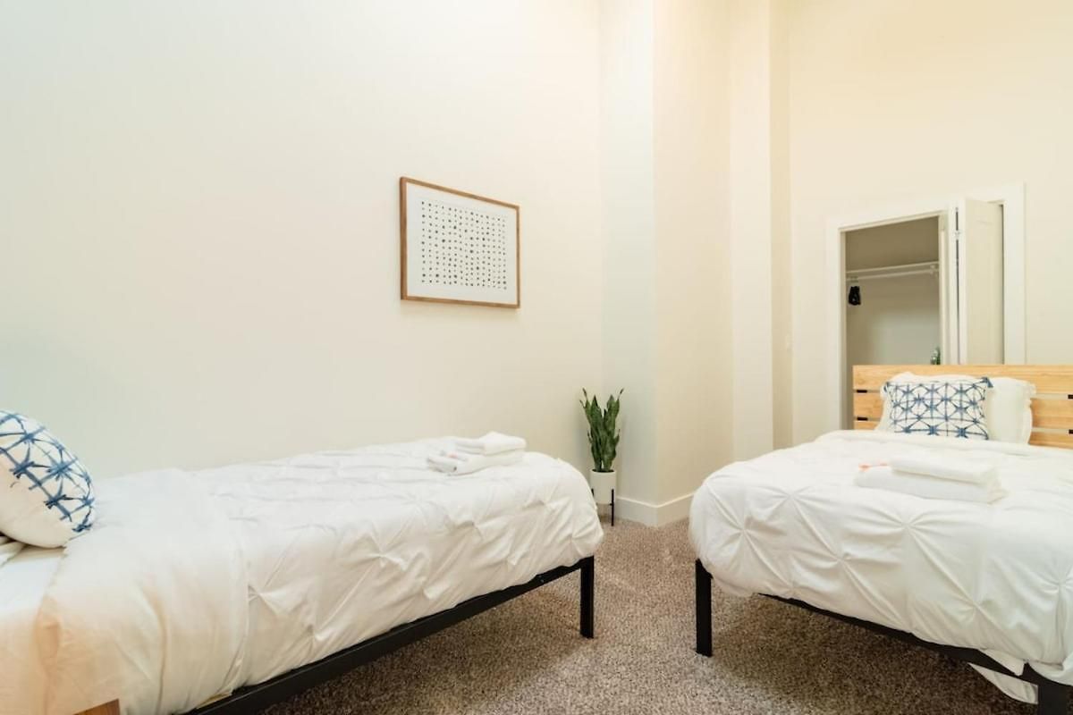 Apartment Mccormick Place 420 Friendly 3br In Downtown With Optional Parking Sleeps 8 Guests Near Soldier Field, Grant Park And Lakefront Trail
