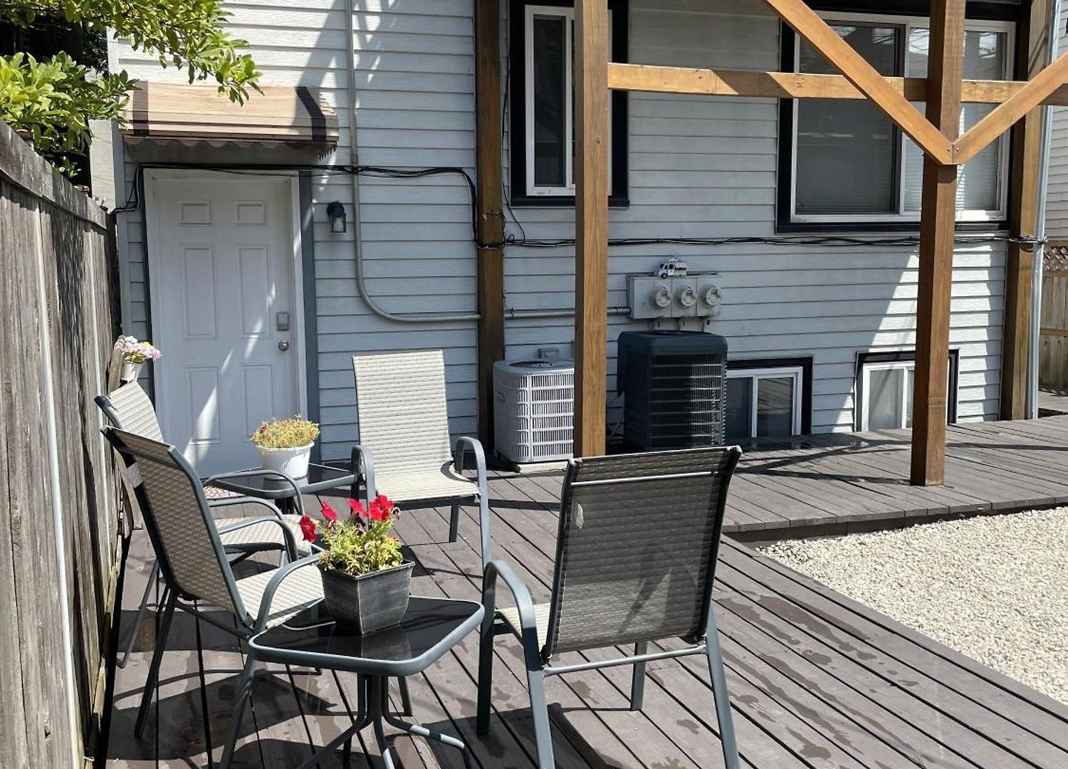 The Wrigleyville Deluxe -steps From Wrigley Sleeps 10 Apartment