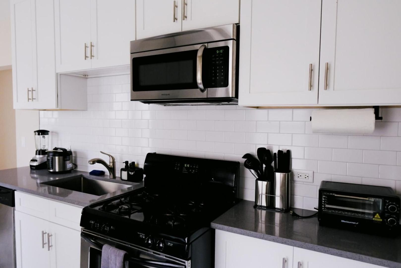 Sleeps 26 • Modern Multi-unit • Gym • Workspaces Chicago