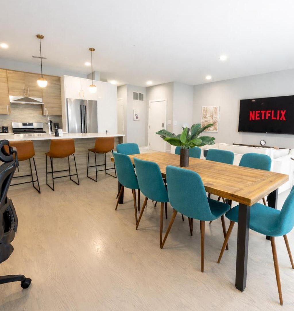Dreams - Designer Style - - Sleeps 7 Apartment