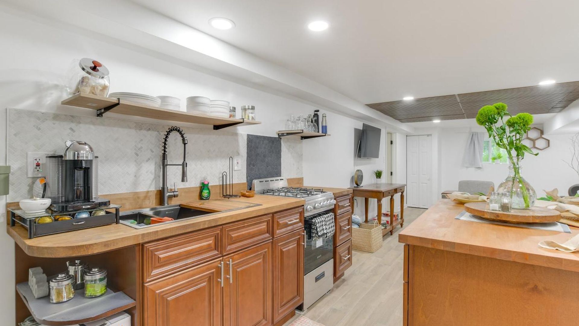 Apartment 2 Mi To Logan Square: Pet-friendly Urban Oasis! *