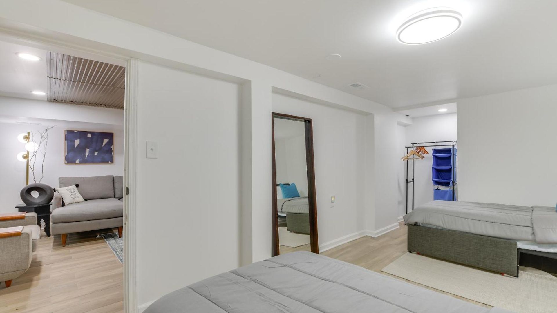 Apartment 2 Mi To Logan Square: Pet-friendly Urban Oasis!