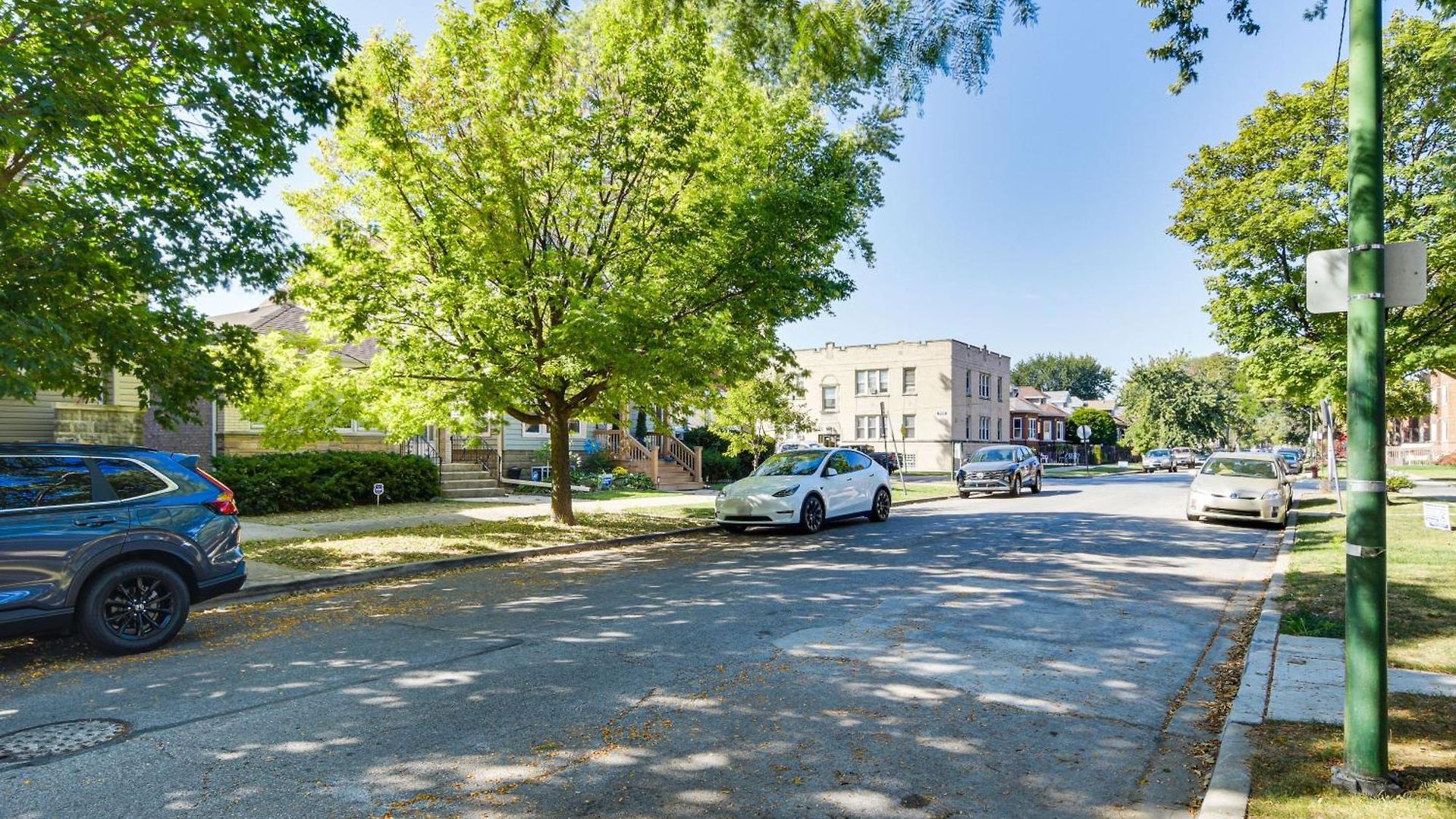 2 Mi To Logan Square: Pet-friendly Urban Oasis!