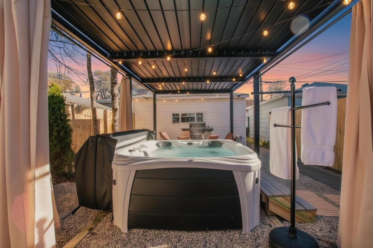 The Retreat - Hot Tub, Theater, Game Room, Fire Pit, Bar, Sleeps 14 * Chicago