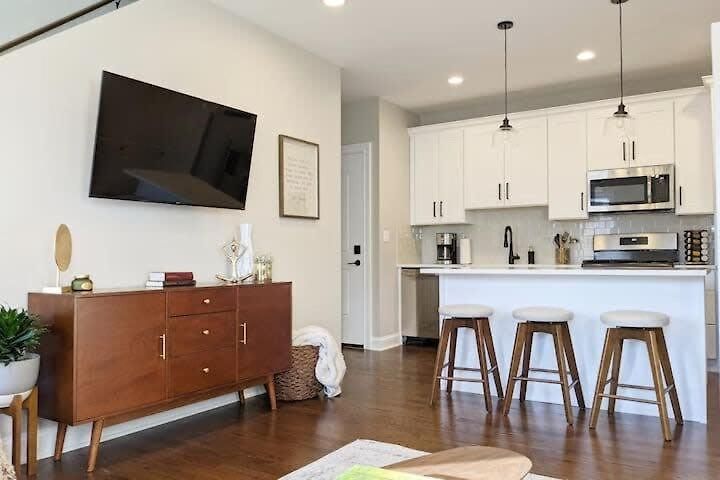 Modern 4 Bedroom In Lakeview