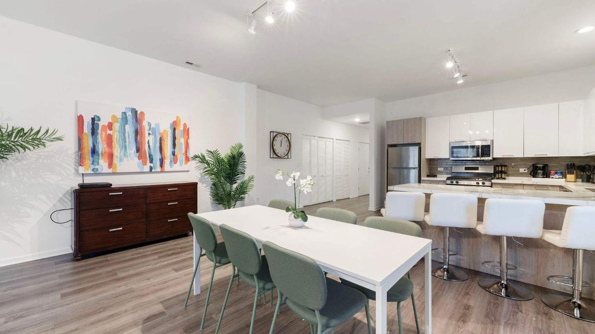 Stylish 3br Gem In Prime Location