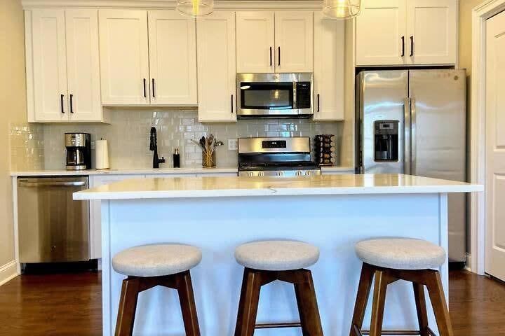 Modern 4 Bedroom In Lakeview Holiday home