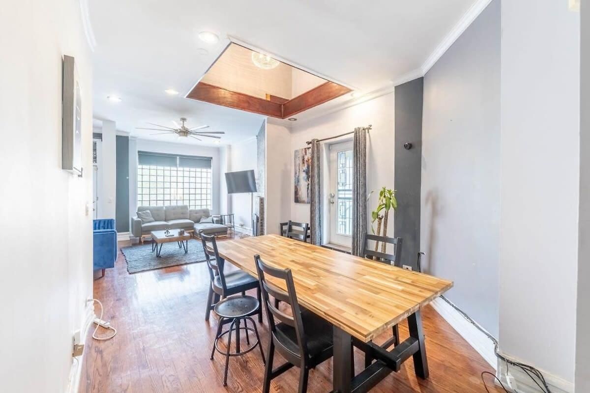 Modern 4 Bedroom Greystone Holiday home Chicago