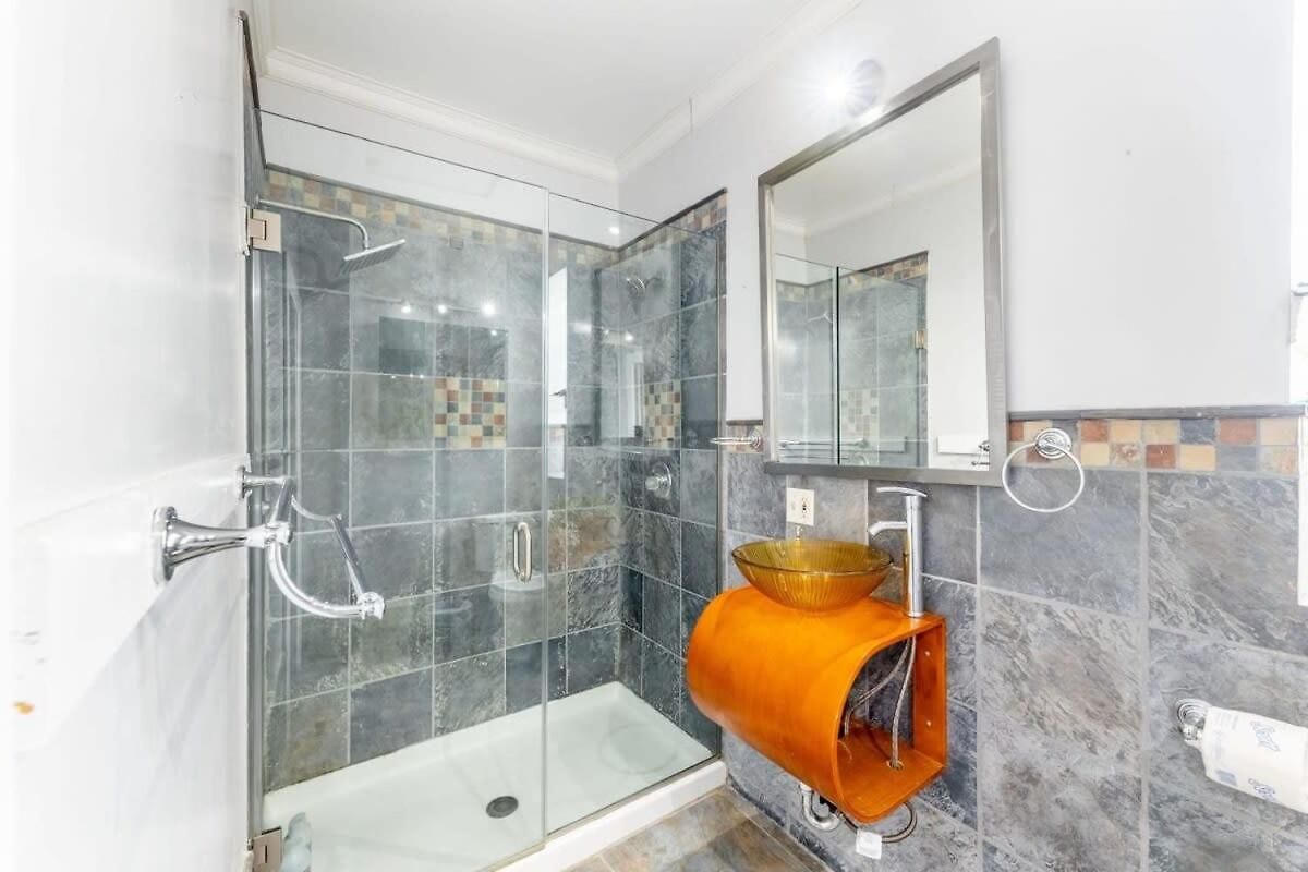 Modern 4 Bedroom Greystone Holiday home *
