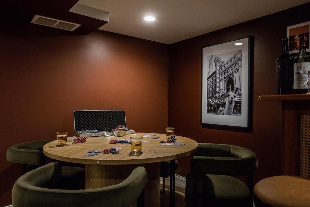 The Retreat - Hot Tub, Theater, Game Room, Fire Pit, Bar, Sleeps 14 Holiday home Chicago