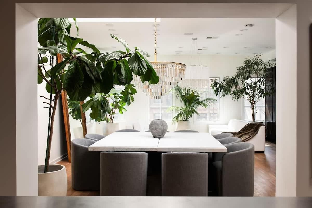 Luxury Gold Coast Penthouse With Deck & Views *