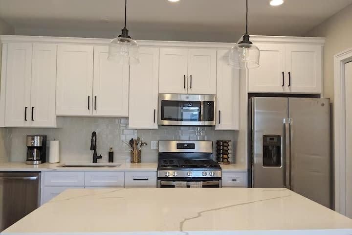 Modern 4 Bedroom In Lakeview Holiday home *