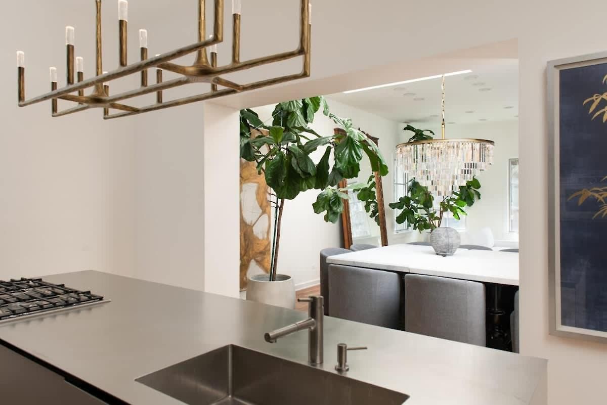Luxury Gold Coast Penthouse With Deck & Views *