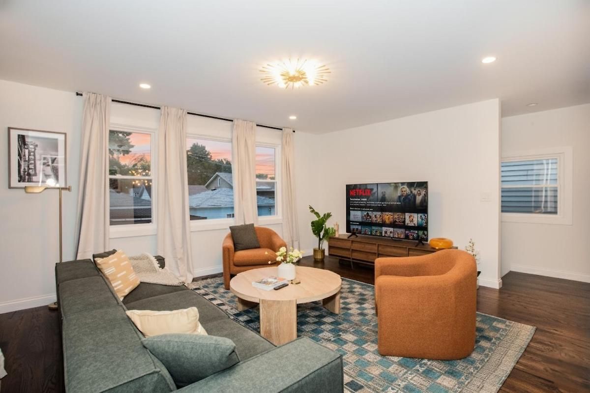 The Retreat - Hot Tub, Theater, Game Room, Fire Pit, Bar, Sleeps 14 * Chicago