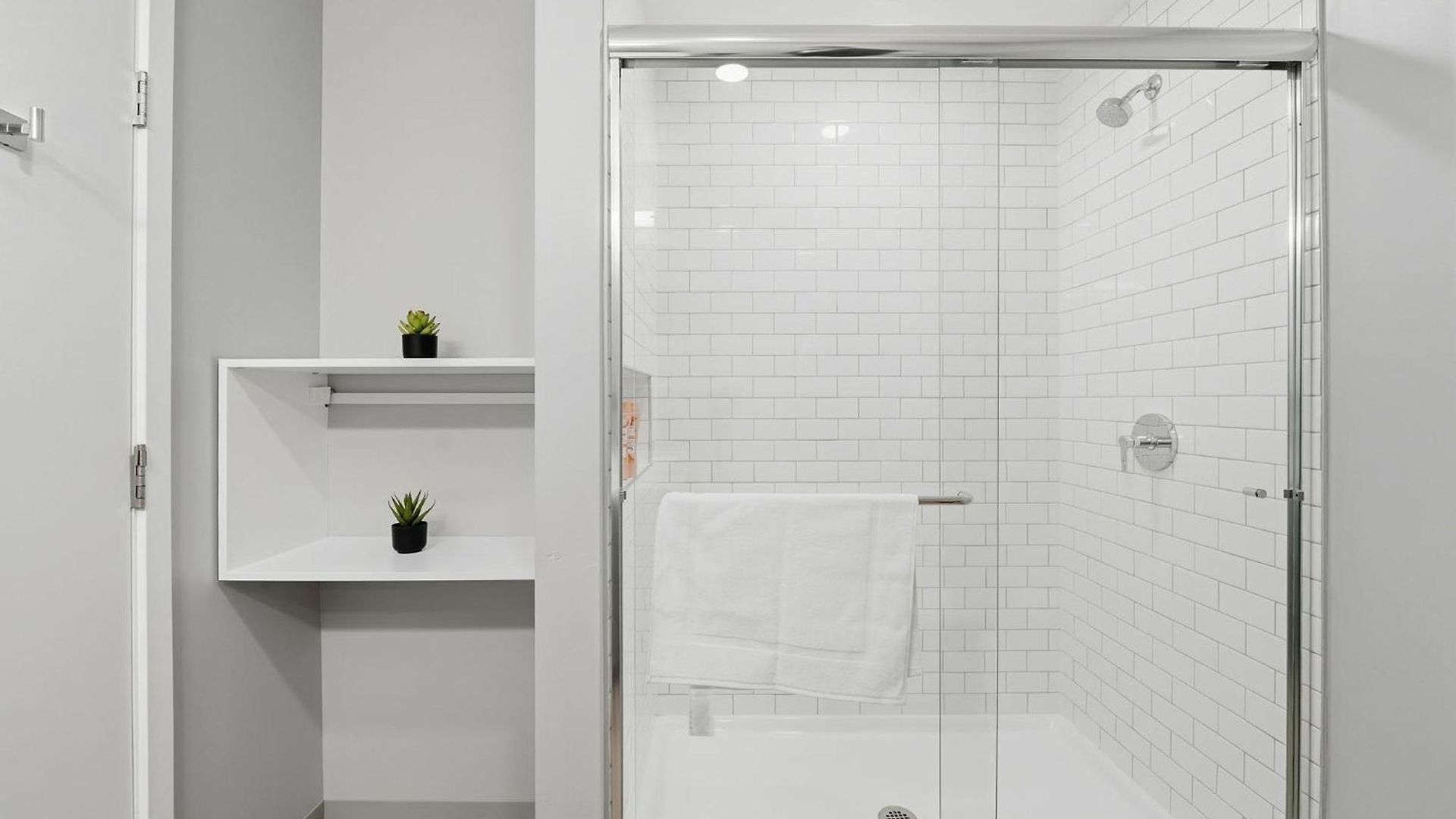 Envitae 4br Modern Sleek Chicago