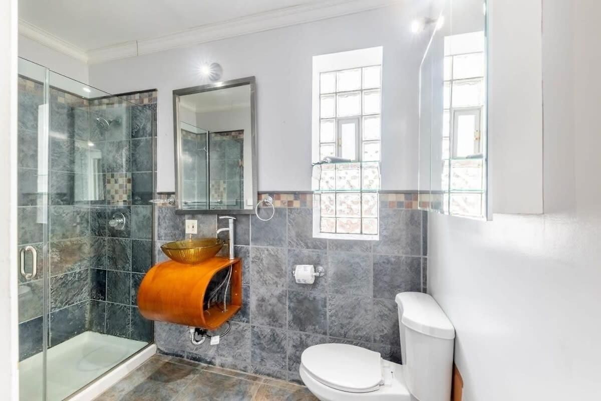 Modern 4 Bedroom Greystone Holiday home Chicago