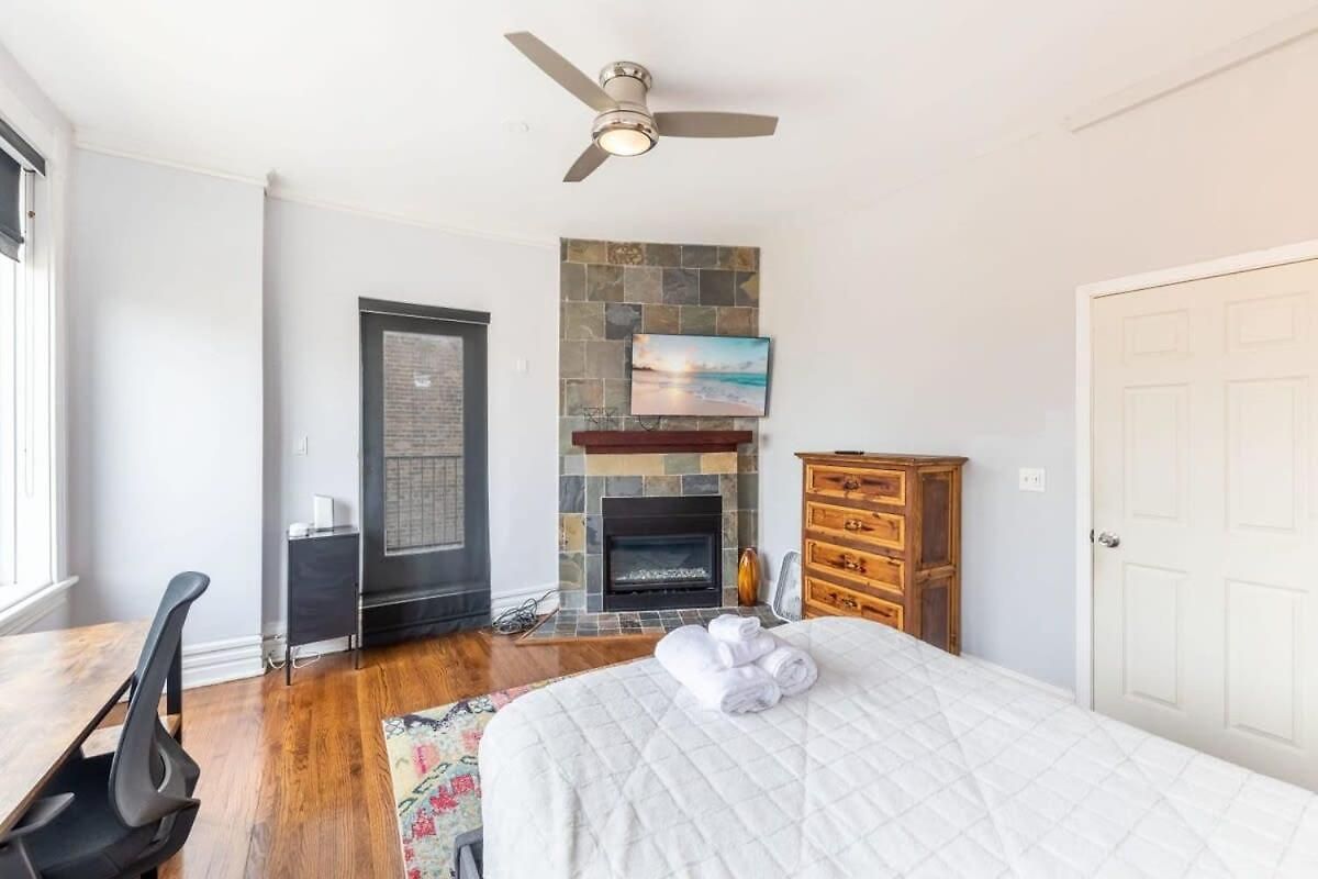Modern 4 Bedroom Greystone Holiday home Chicago