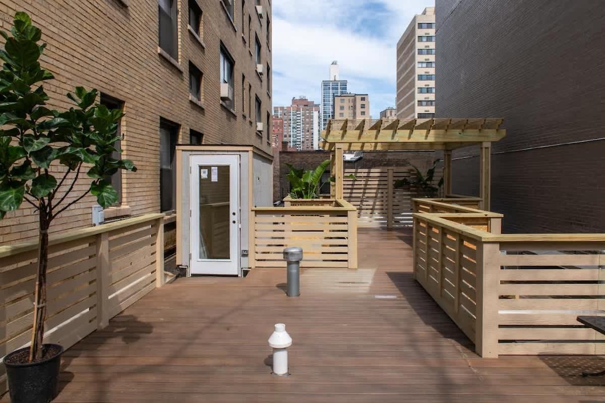 Luxury Gold Coast Penthouse With Deck & Views Chicago