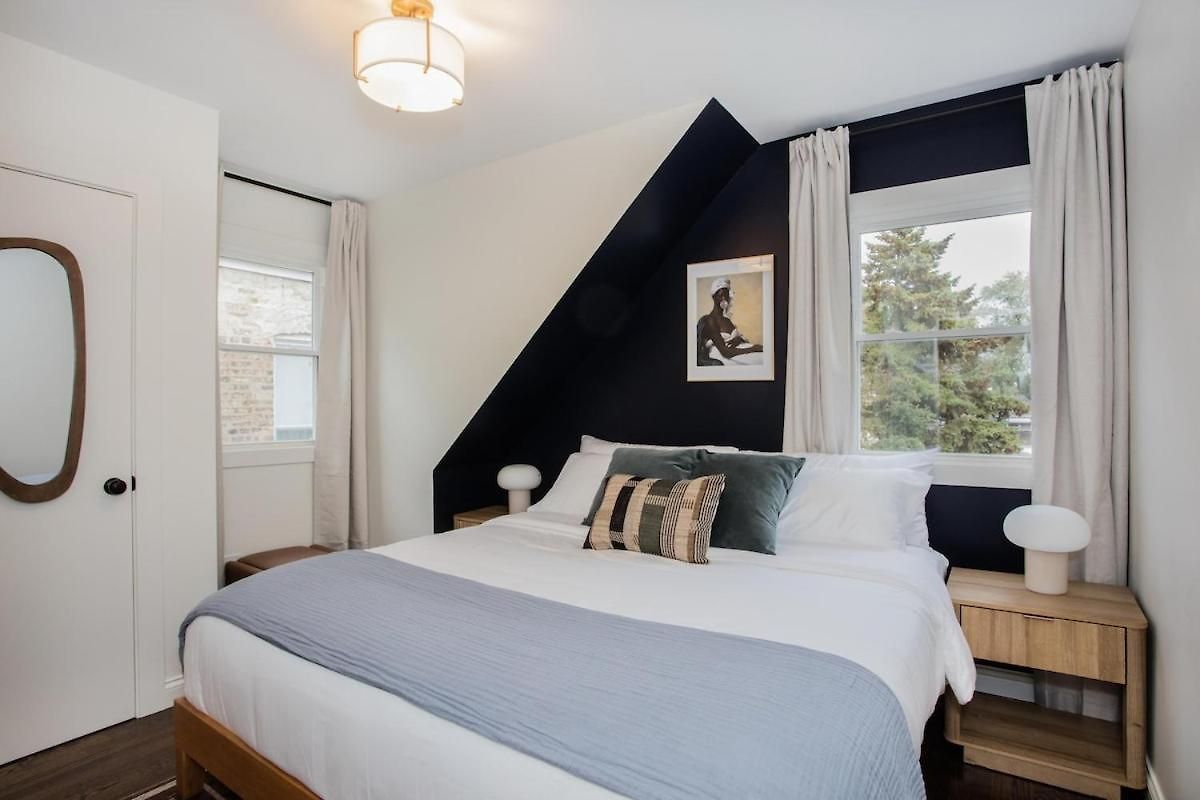 The Retreat - Hot Tub, Theater, Game Room, Fire Pit, Bar, Sleeps 14 Holiday home Chicago