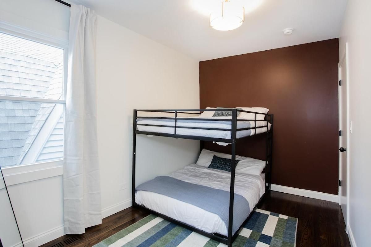 The Retreat - Hot Tub, Theater, Game Room, Fire Pit, Bar, Sleeps 14 Holiday home Chicago