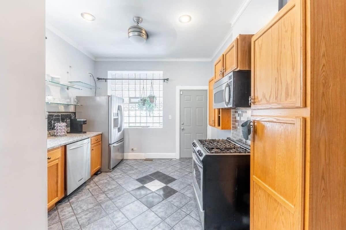 Modern 4 Bedroom Greystone Holiday home Chicago