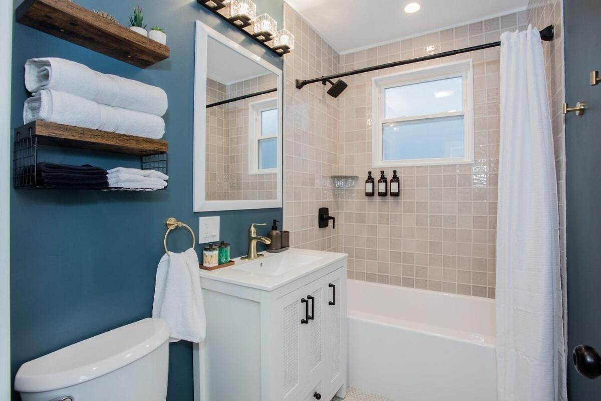 The Retreat - Hot Tub, Theater, Game Room, Fire Pit, Bar, Sleeps 14 * Chicago