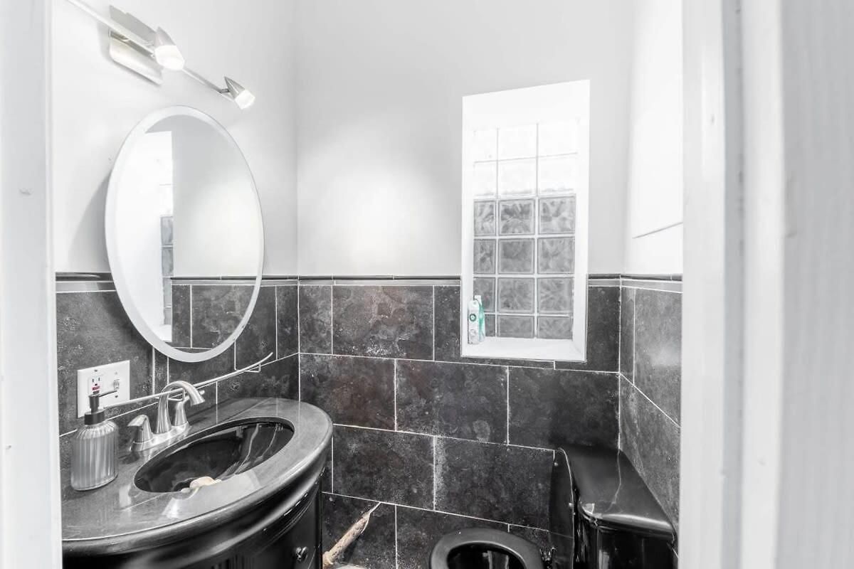 Modern 4 Bedroom Greystone Holiday home Chicago