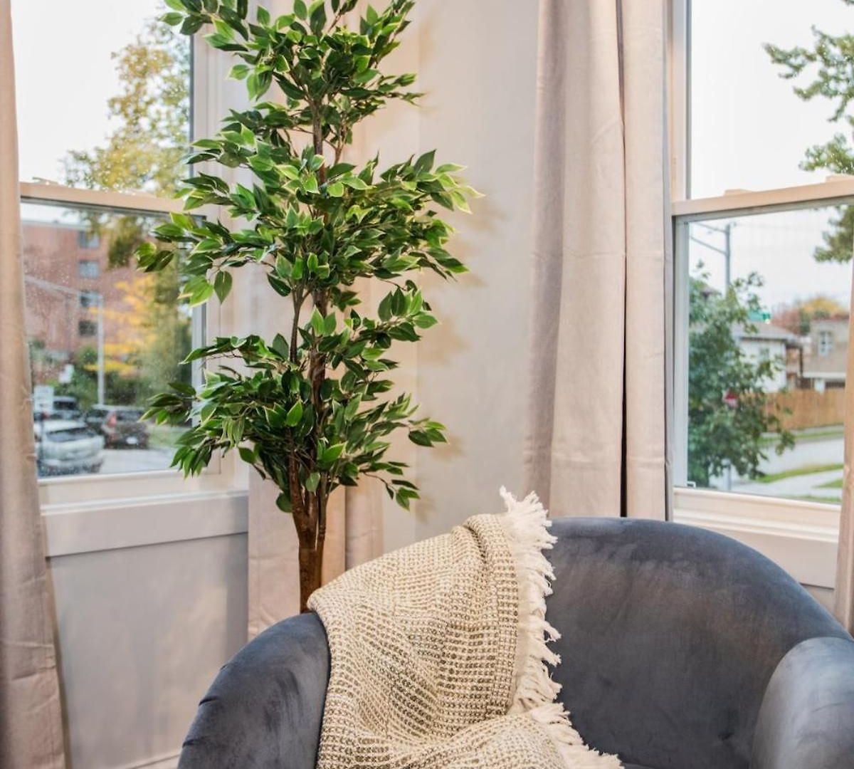 The Retreat - Hot Tub, Theater, Game Room, Fire Pit, Bar, Sleeps 14 * Chicago