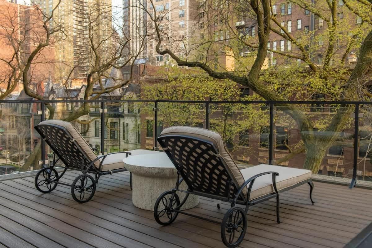 Luxury Gold Coast Penthouse With Deck & Views *