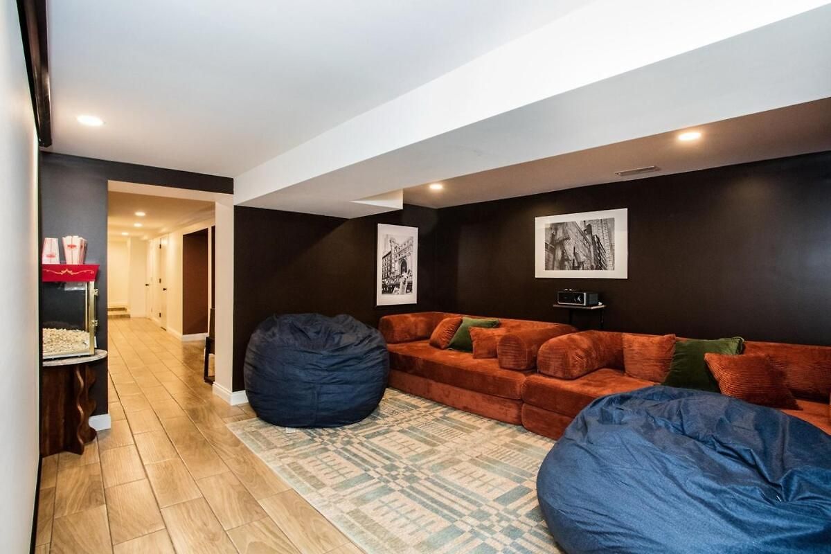 The Retreat - Hot Tub, Theater, Game Room, Fire Pit, Bar, Sleeps 14 Holiday home Chicago