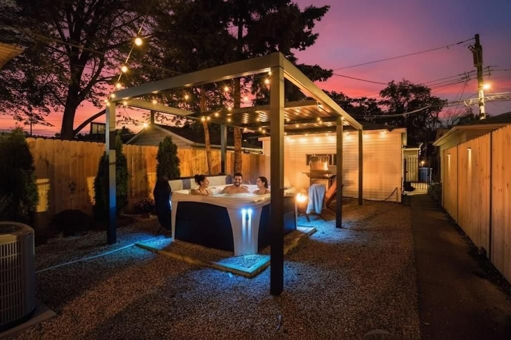 The Retreat - Hot Tub, Theater, Game Room, Fire Pit, Bar, Sleeps 14 Holiday home Chicago