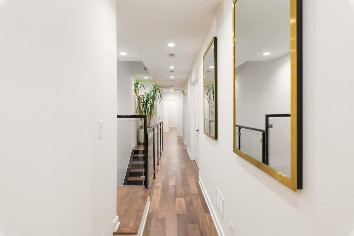 Luxury Gold Coast Penthouse With Deck & Views Holiday home Chicago