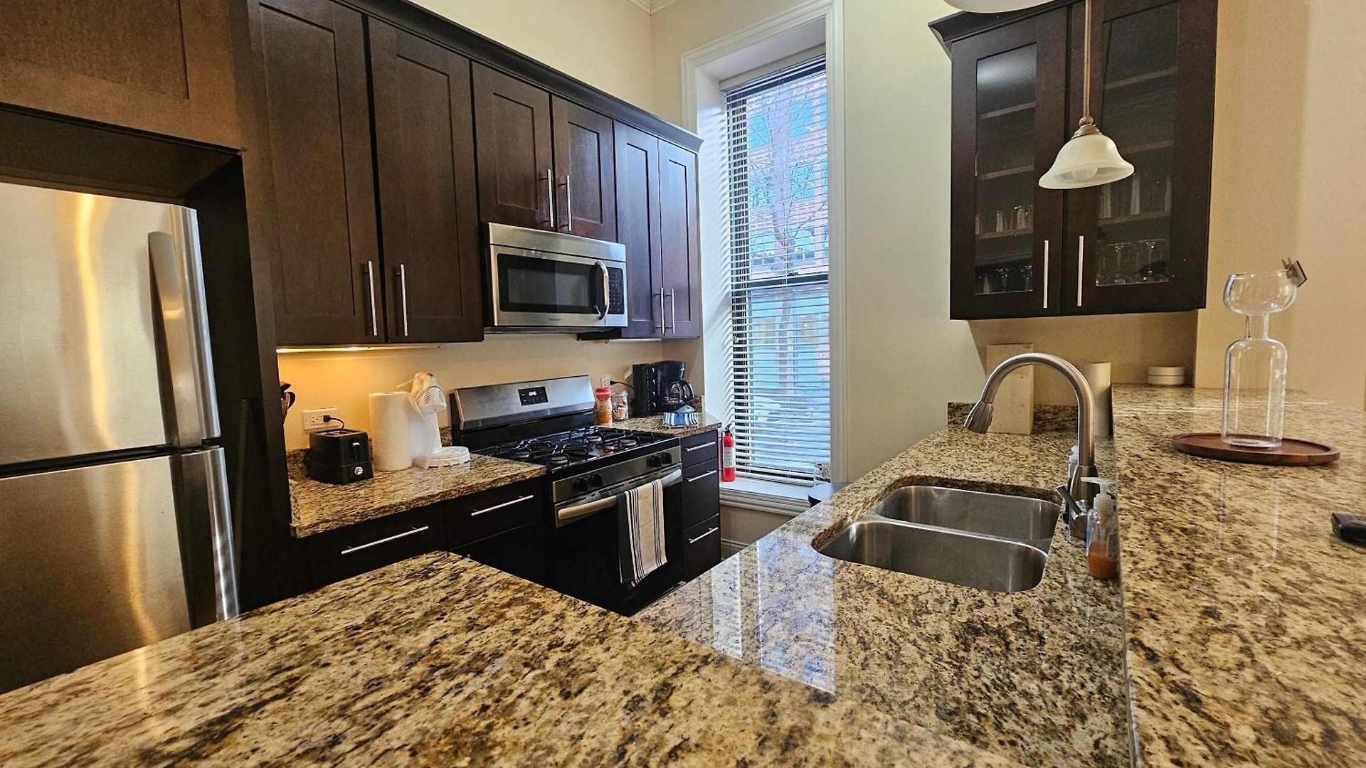 Gold Coast Downtown Sleeps 20 *