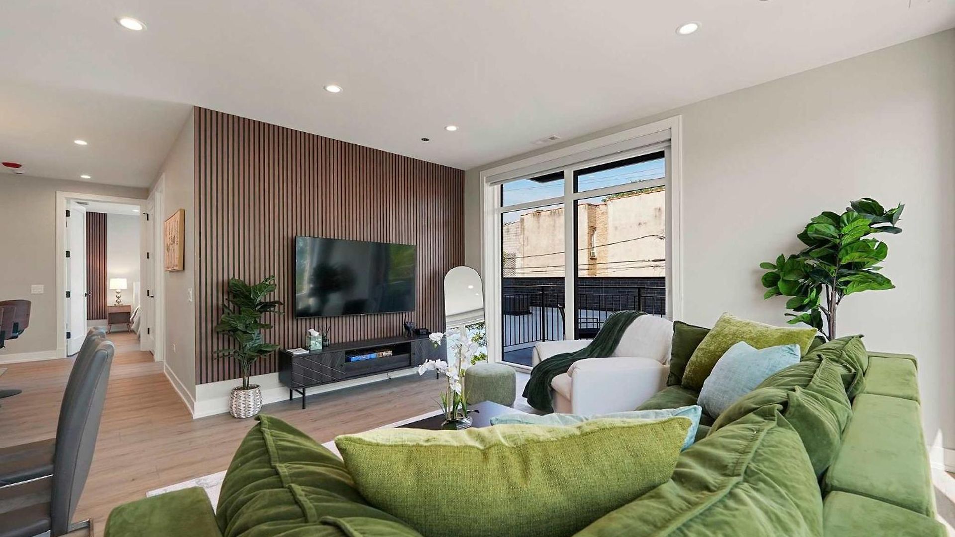 Apartment Welcoming Month Long 2bd 2ba With Parking