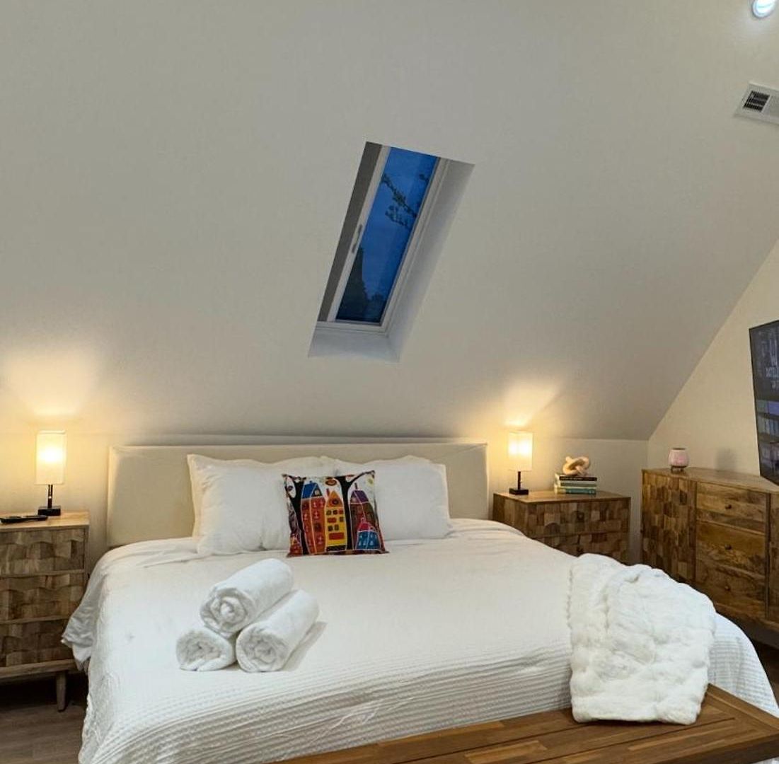 Chic Luxe Retreat Light Filled King Bed Garage Apartment *