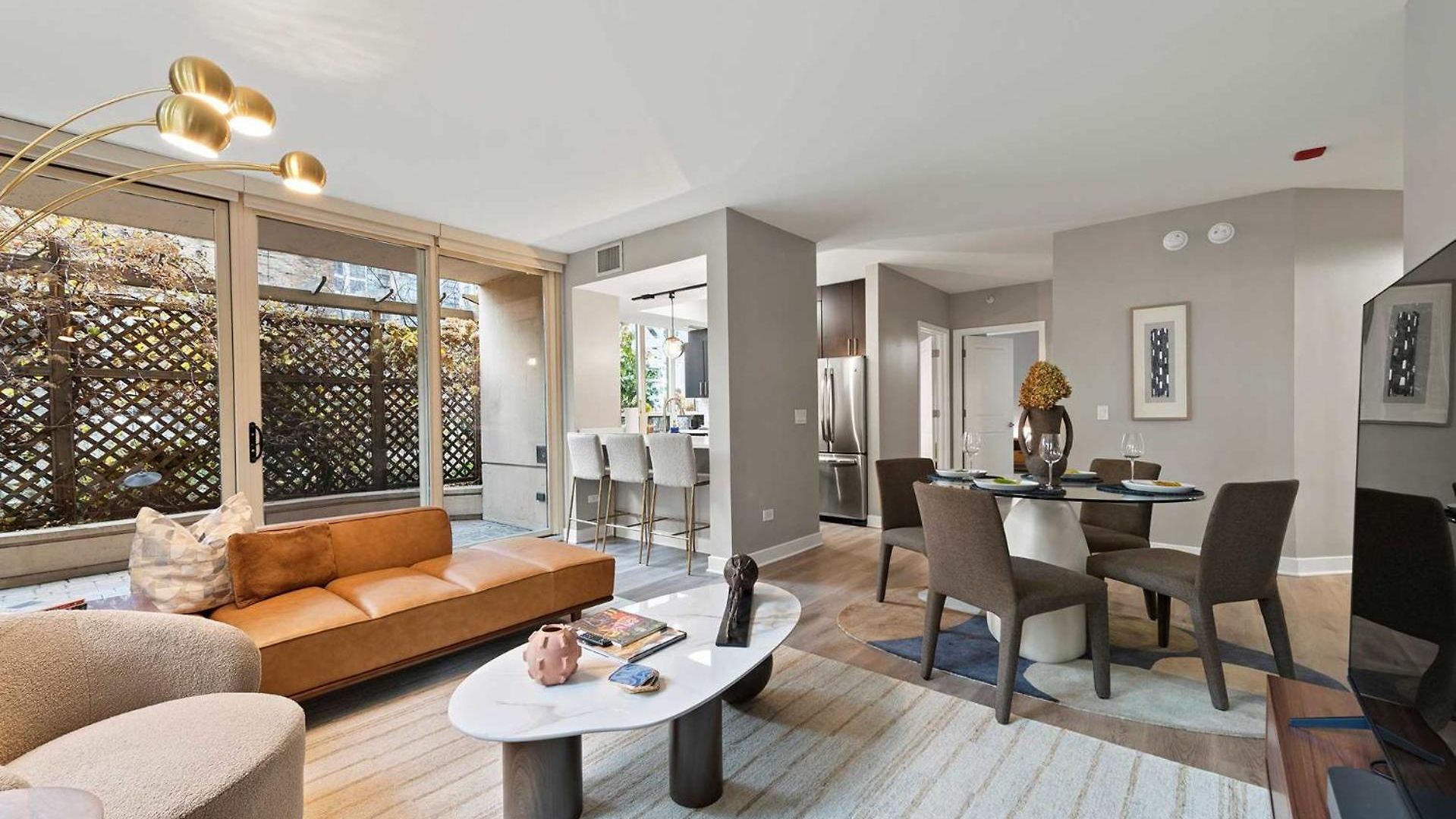 The Bernadin- Designer 3br Center With Balcony Apartment Chicago