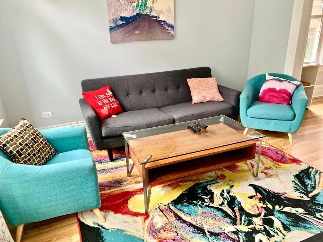 Hip Logan Square Apartment *