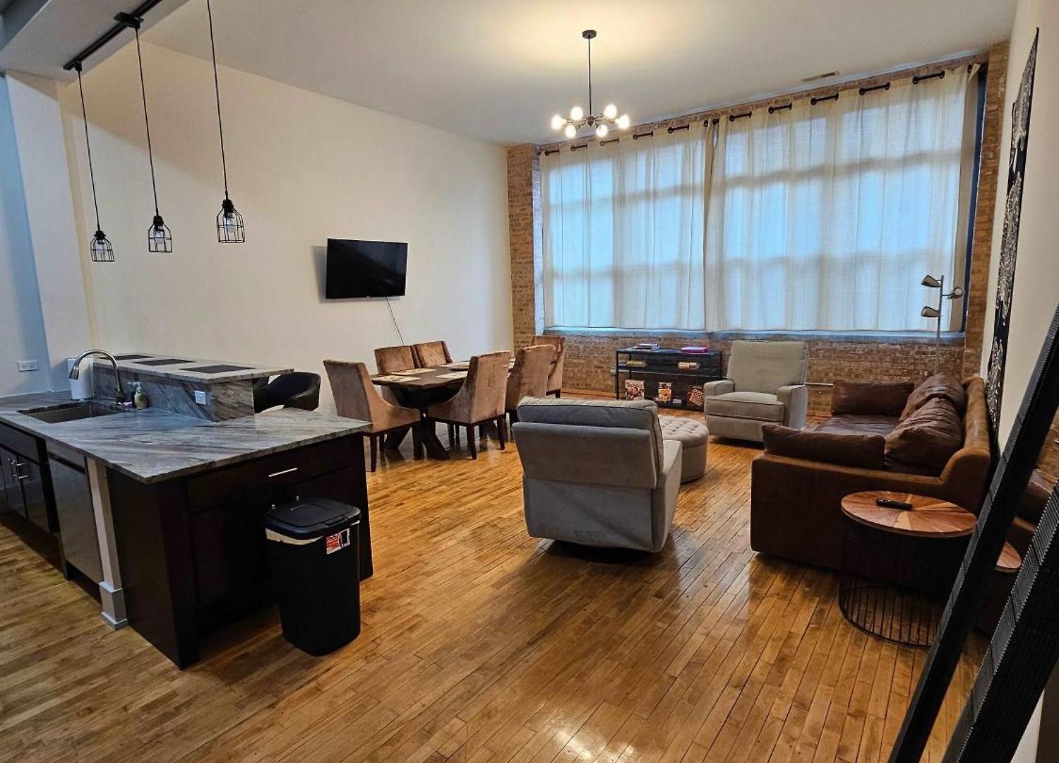 Apartment 4 Bedroom Sleeps 20 People