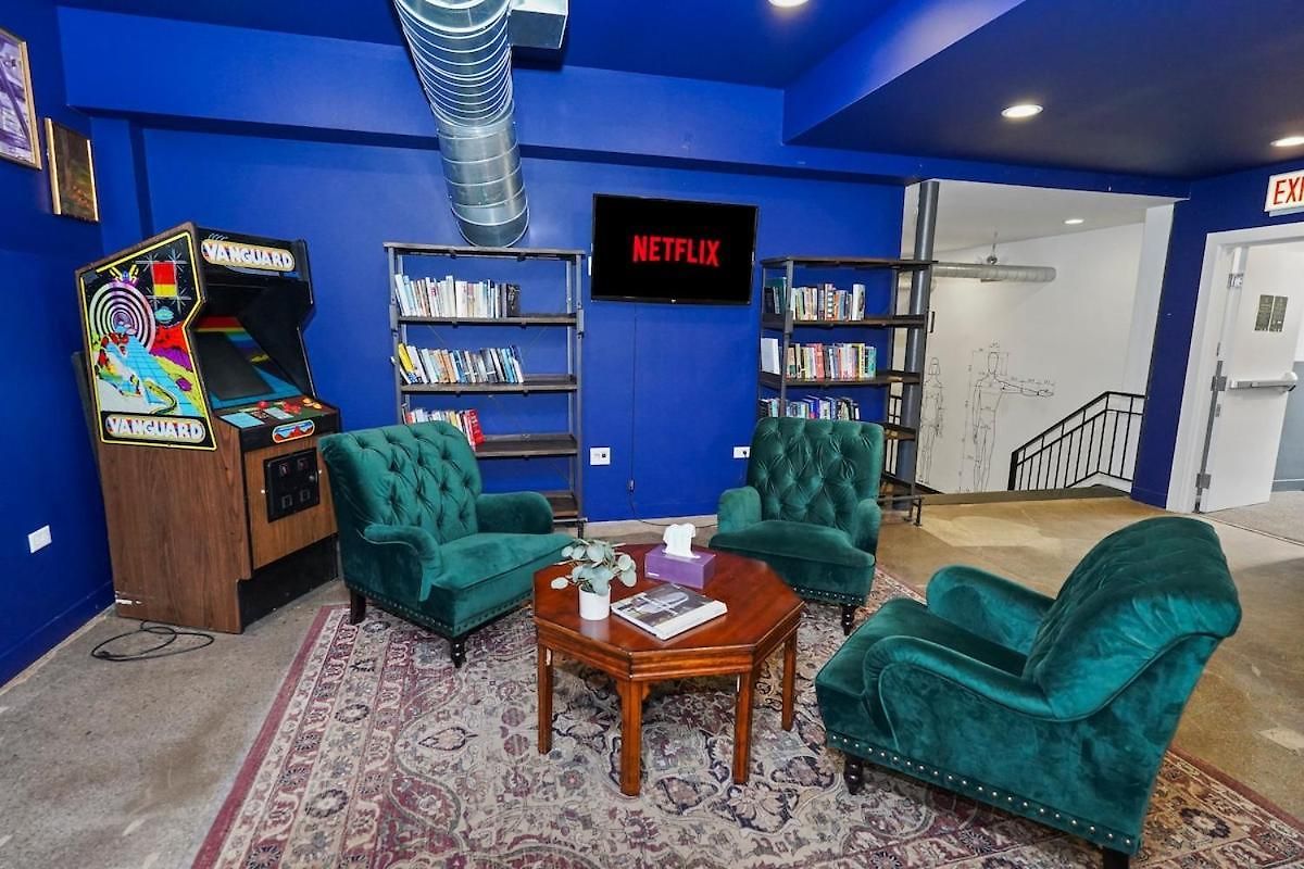 Modern 4br Pilsen Retreat Near Illinois Medical District & Downtown Apartment