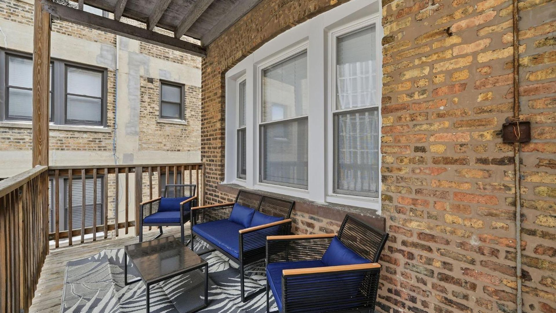 Apartment Steps From Wrigley Field And Michigan *